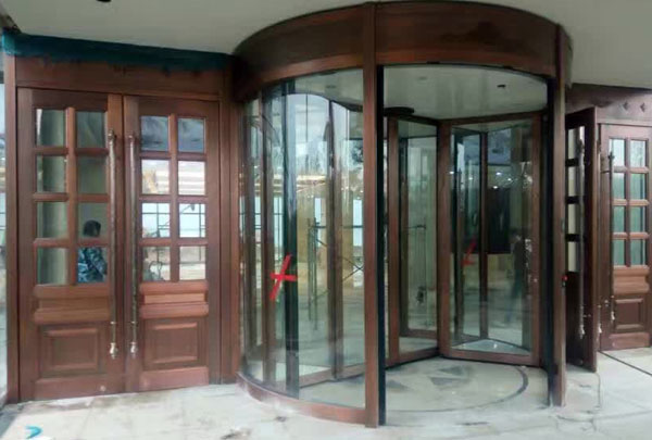 沈陽旋轉(zhuǎn)銅門：設(shè)計美學(xué)與實用性的完美結(jié)合